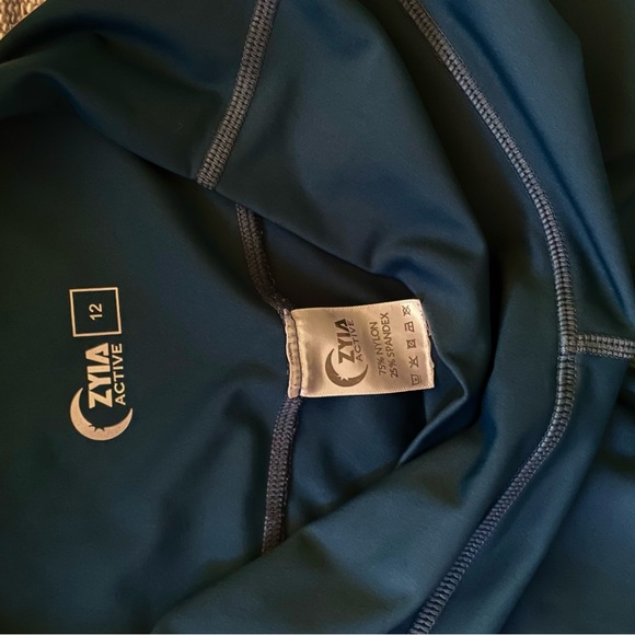 Zyia blue crop 17”, with mesh inserts in Size 12, fits like the 8-10 leggings - Picture 3 of 3